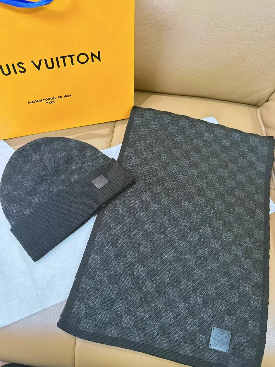 ����� � ���� L�UIS VUI���N (����, ��� 4)