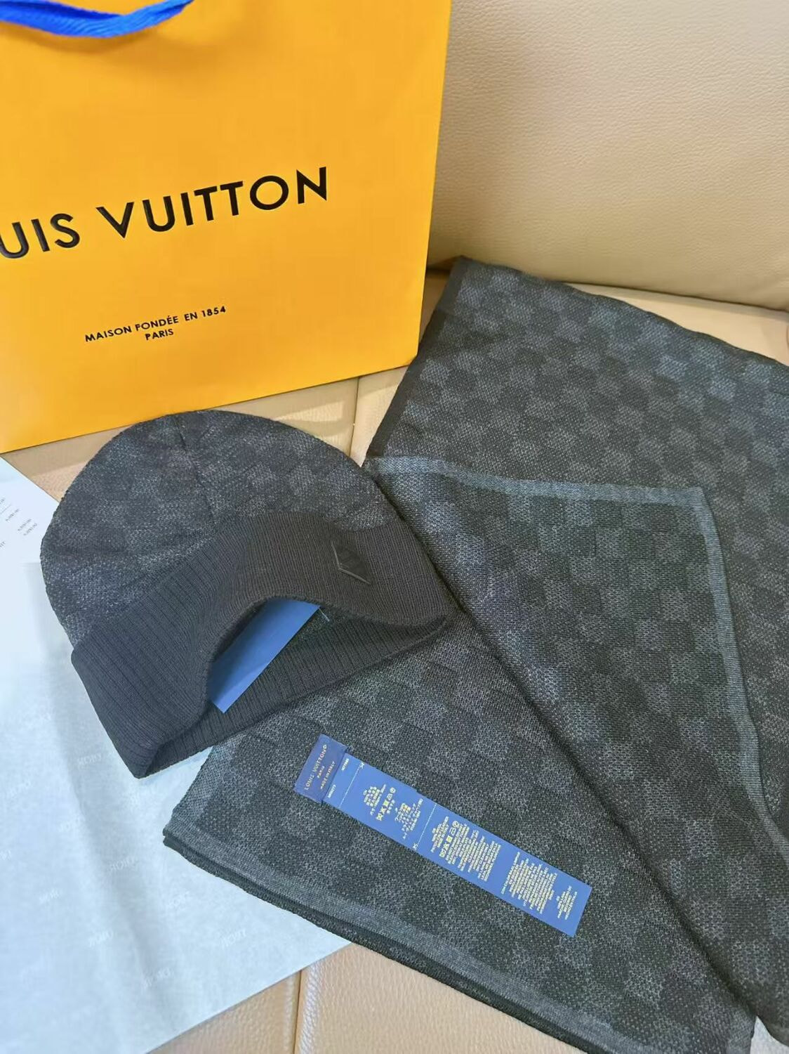 ����� � ���� L�UIS VUI���N (����, ��� 5)