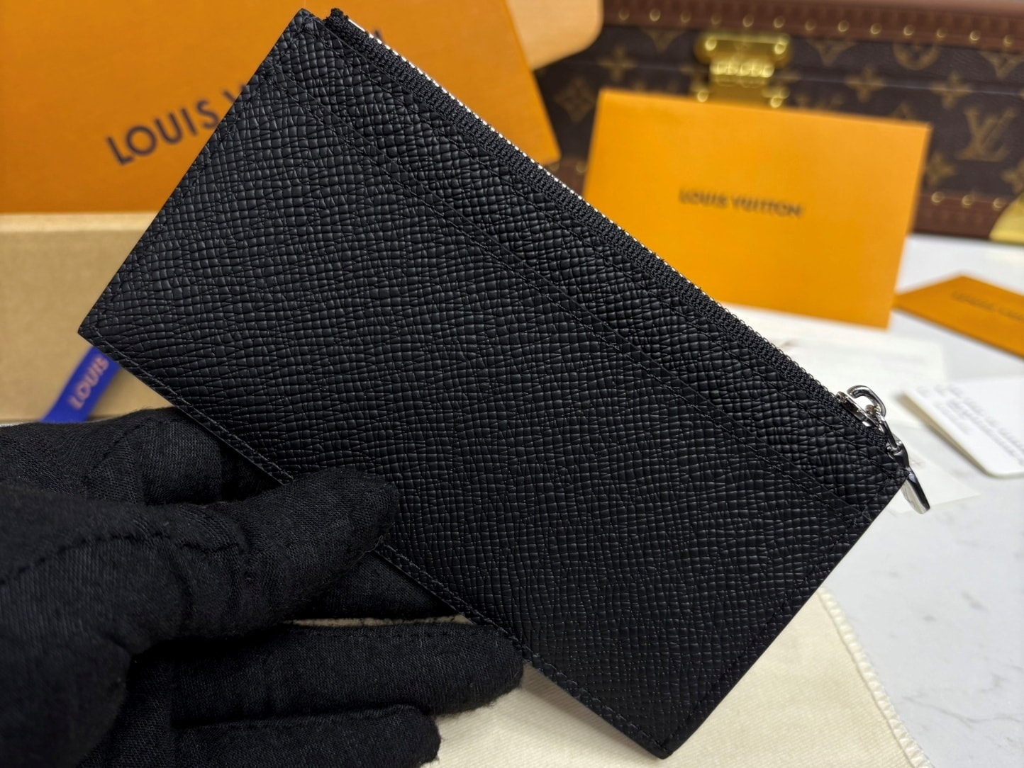 ��������  L�UIS VUI���N C�in C�rd H�ld�r Taiga (����, ��� 1)