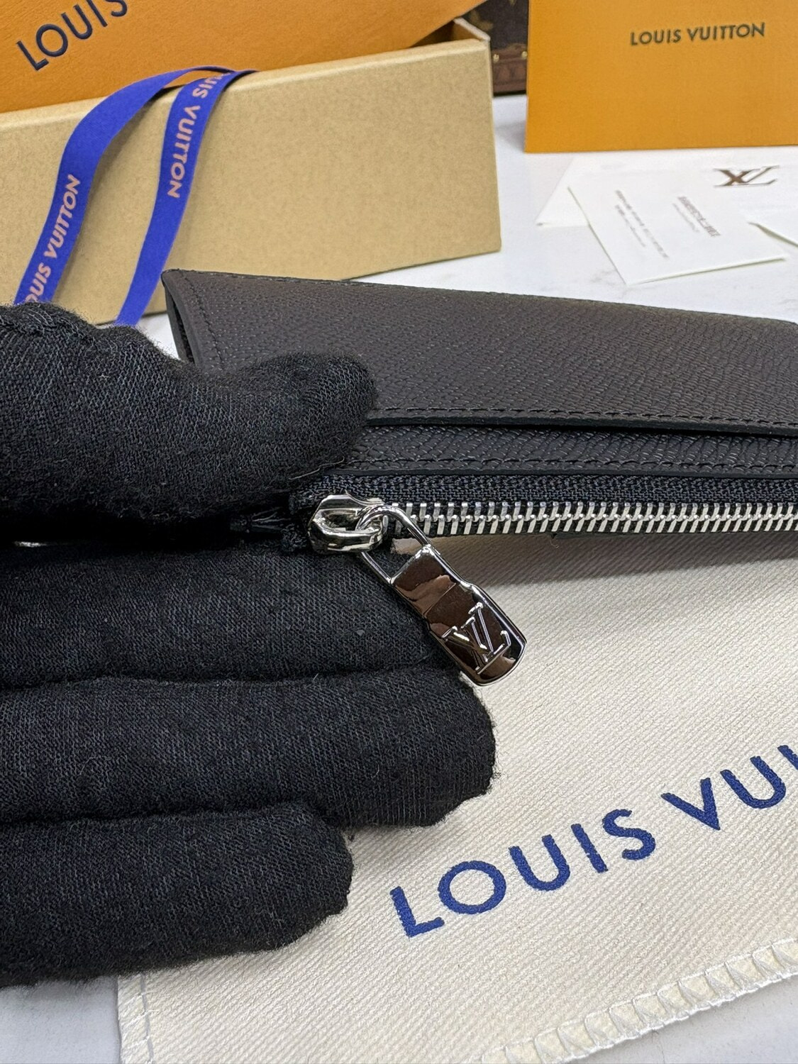 ��������  L�UIS VUI���N C�in C�rd H�ld�r Taiga (����, ��� 4)