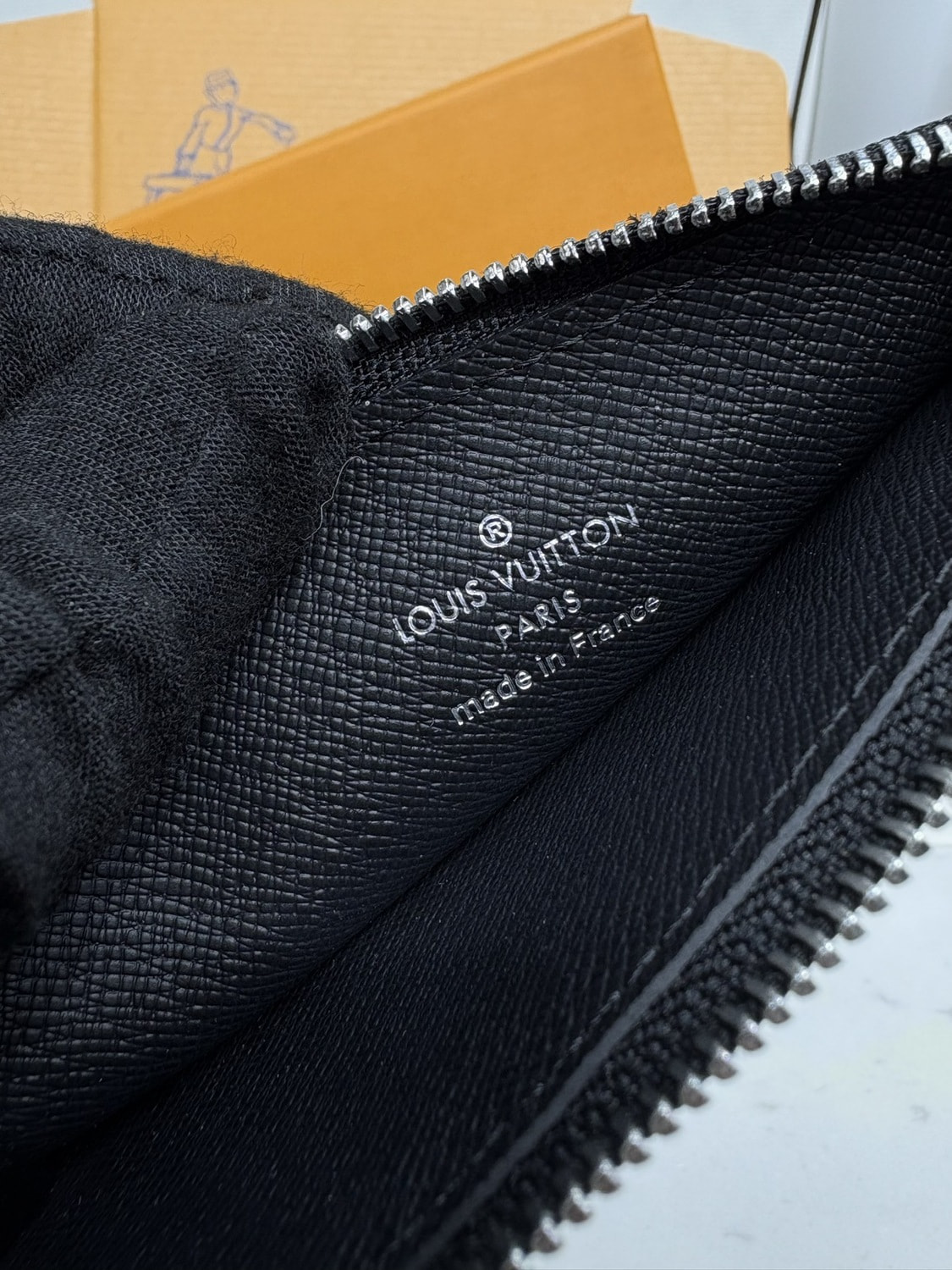 ��������  L�UIS VUI���N C�in C�rd H�ld�r Taiga (����, ��� 5)