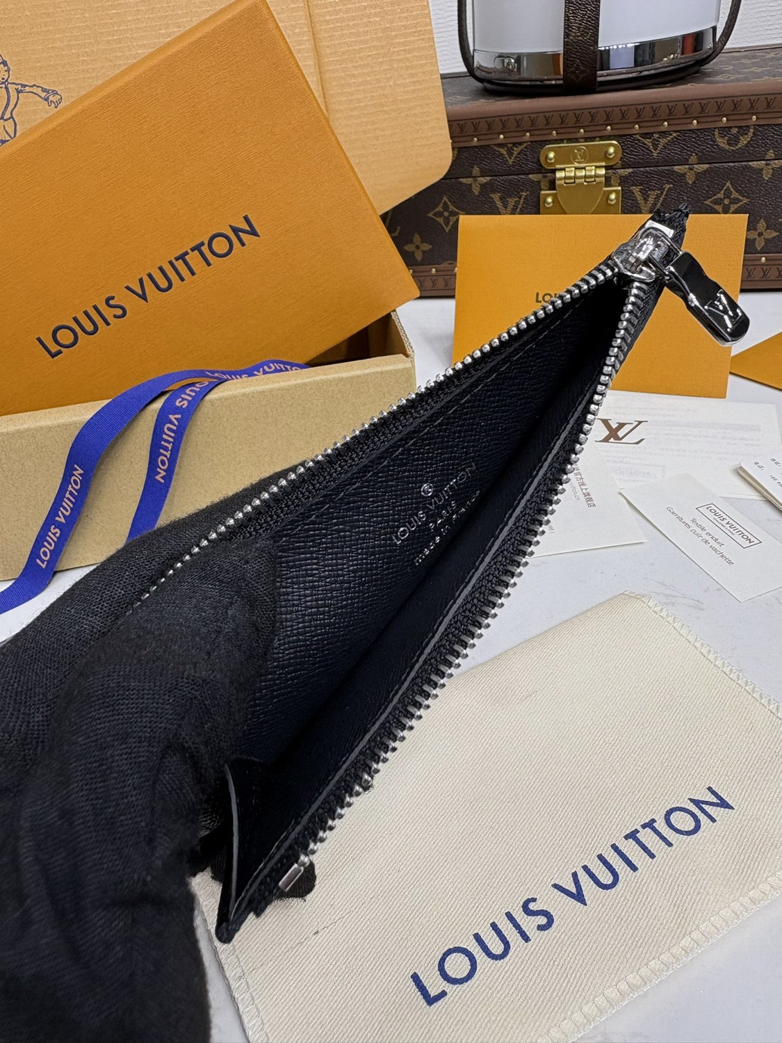 ��������  L�UIS VUI���N C�in C�rd H�ld�r Taiga (����, ��� 6)