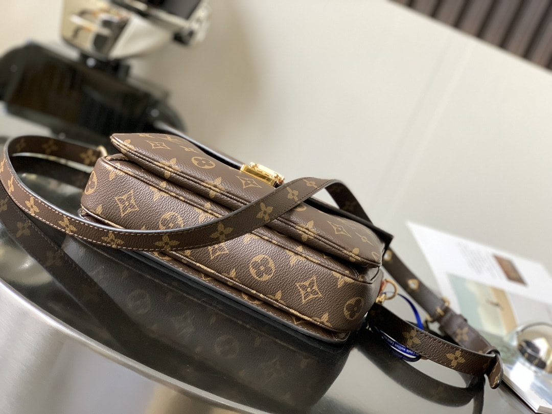 ����� L�UIS VUI���N M�n�gr�m C�NV�S P�ch�tt� M�tis (����, ��� 6)