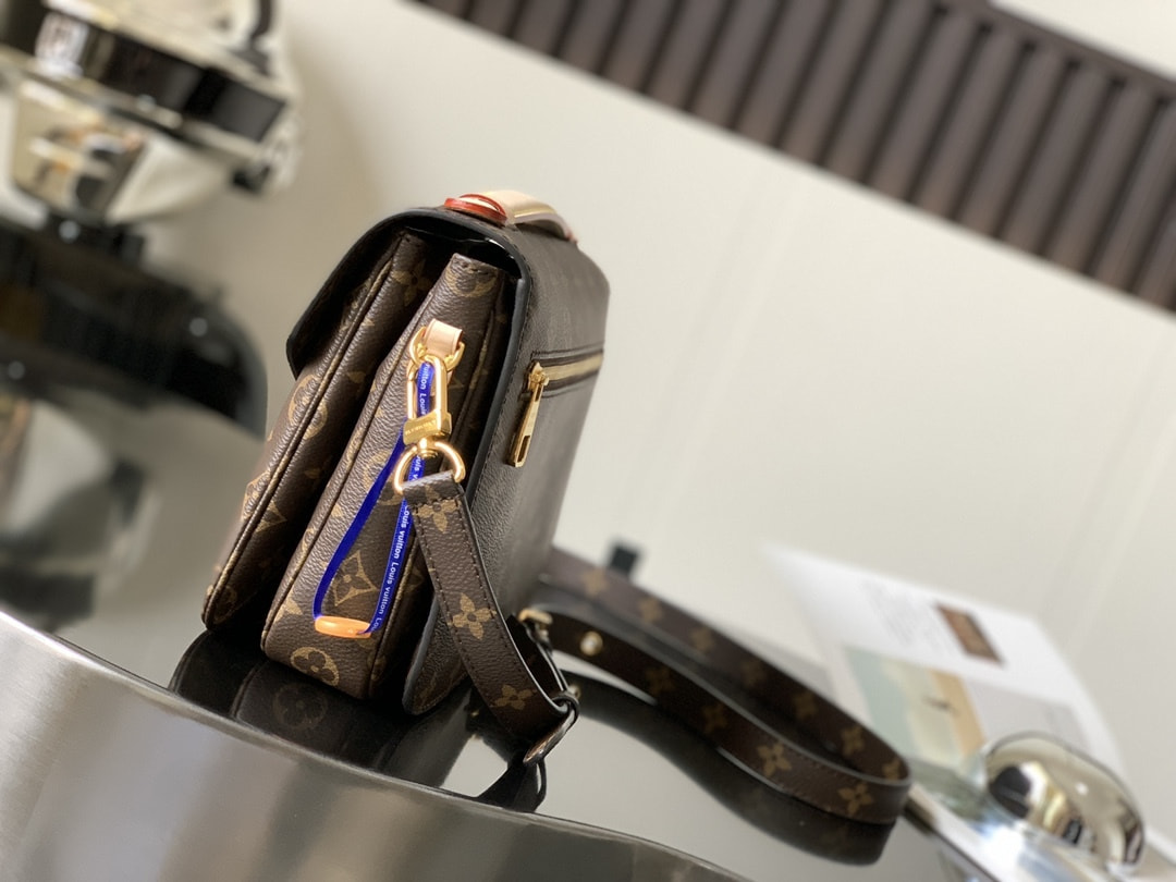 ����� L�UIS VUI���N M�n�gr�m C�NV�S P�ch�tt� M�tis (����, ��� 8)