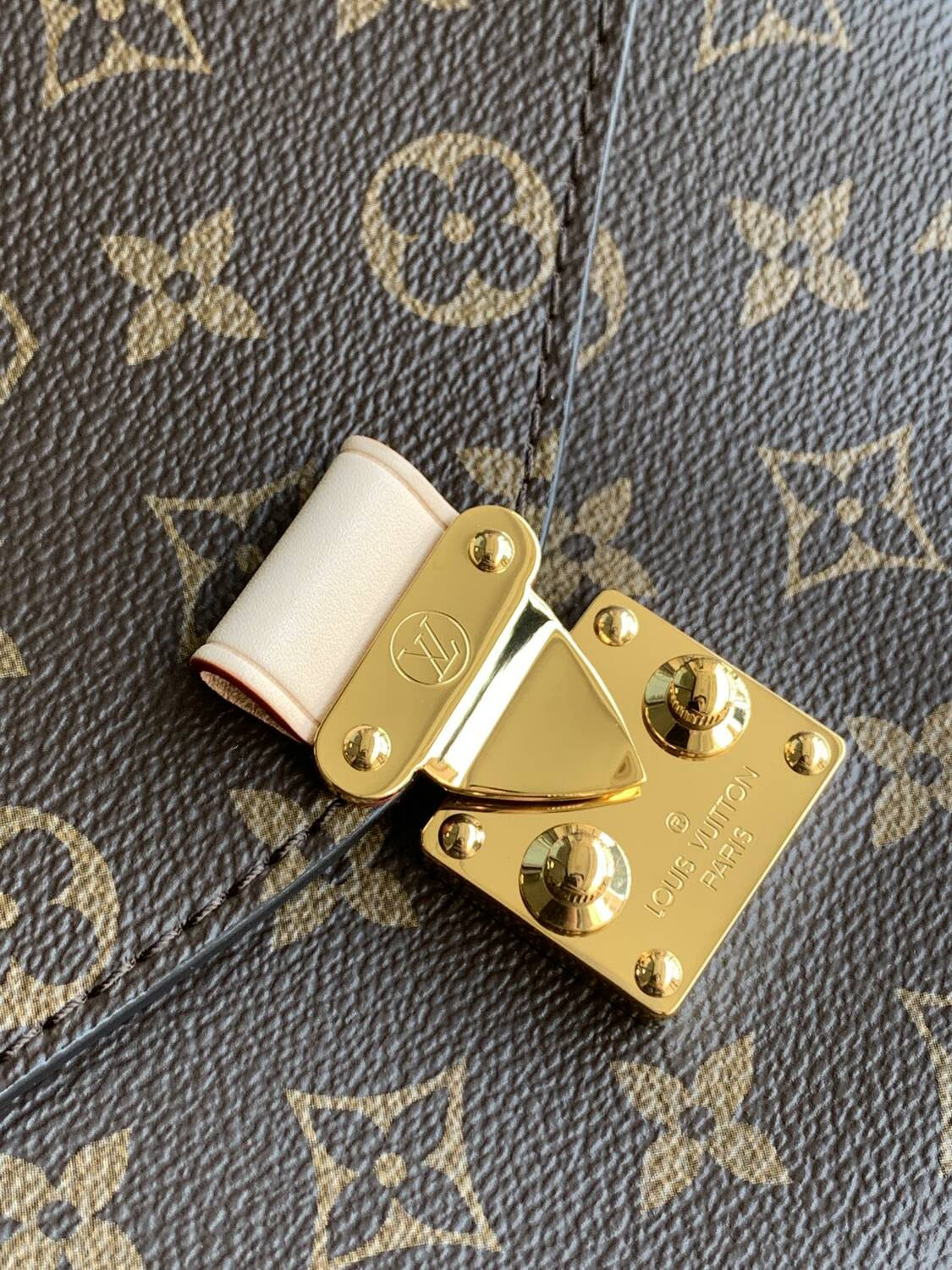 ����� L�UIS VUI���N M�n�gr�m C�NV�S P�ch�tt� M�tis (����, ��� 11)