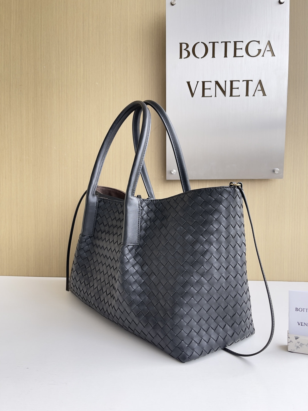 Сумка кожаная двухсторонняя ВОТТЕGА VЕNЕТА Pinacoteca (вид 1) Сумка кожаная двухсторонняя ВОТТЕGА VЕNЕТА Pinacoteca (фото, вид 1)