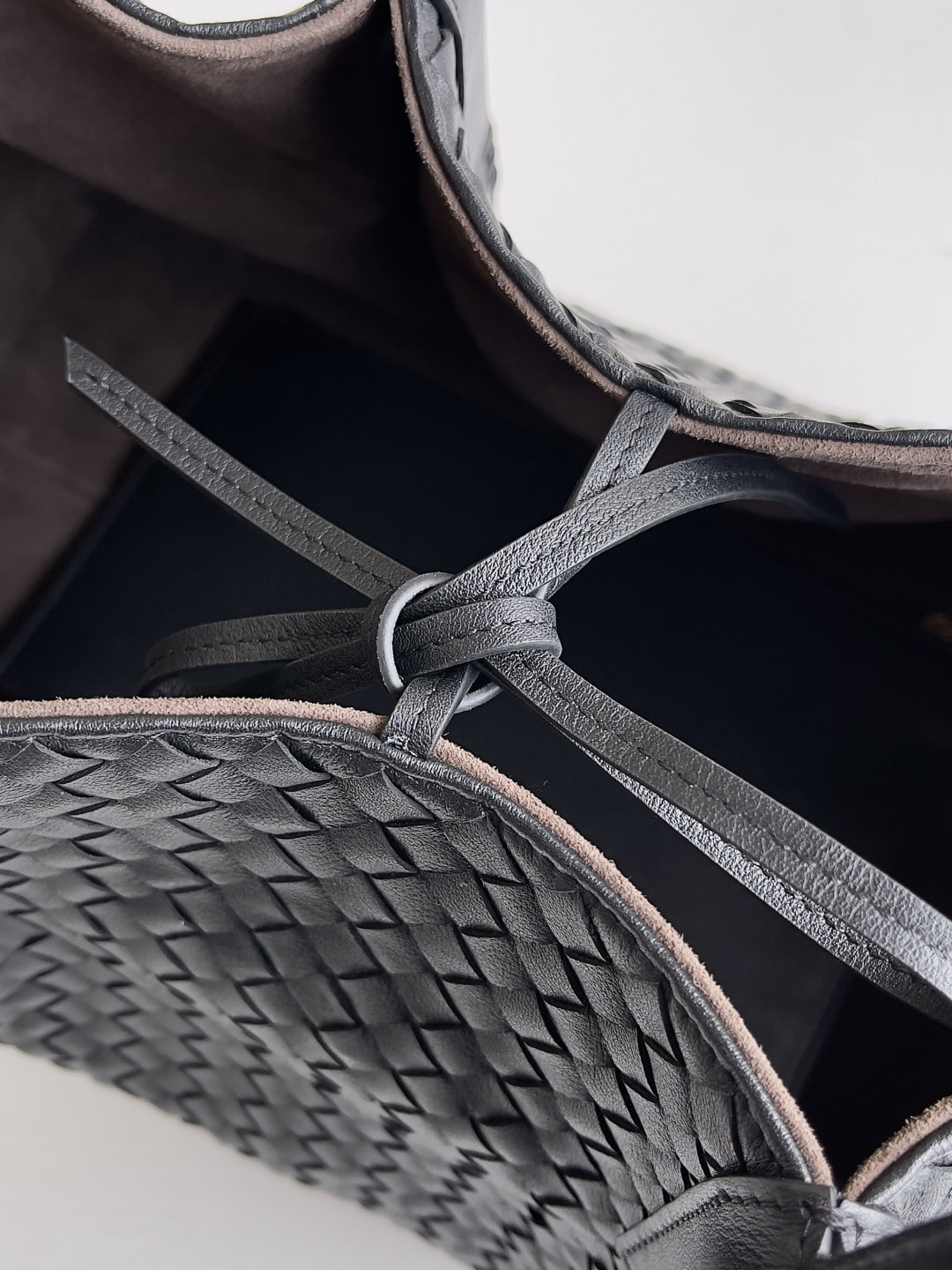 Сумка кожаная двухсторонняя ВОТТЕGА VЕNЕТА Pinacoteca (вид 7) Сумка кожаная двухсторонняя ВОТТЕGА VЕNЕТА Pinacoteca (фото, вид 7)