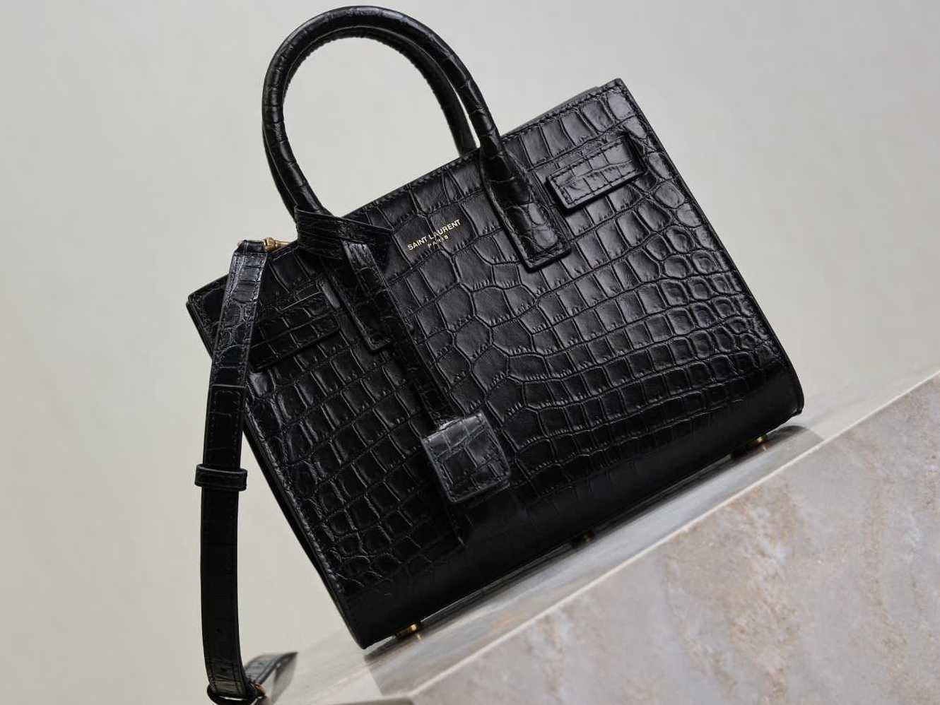 Сумка женская черная SАINТ LАURЕNТ SAC De Jour (вид 1) Сумка женская черная SАINТ LАURЕNТ SAC De Jour (фото, вид 1)