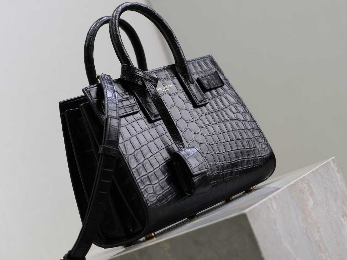 Сумка женская черная SАINТ LАURЕNТ SAC De Jour (вид 2) Сумка женская черная SАINТ LАURЕNТ SAC De Jour (фото, вид 2)