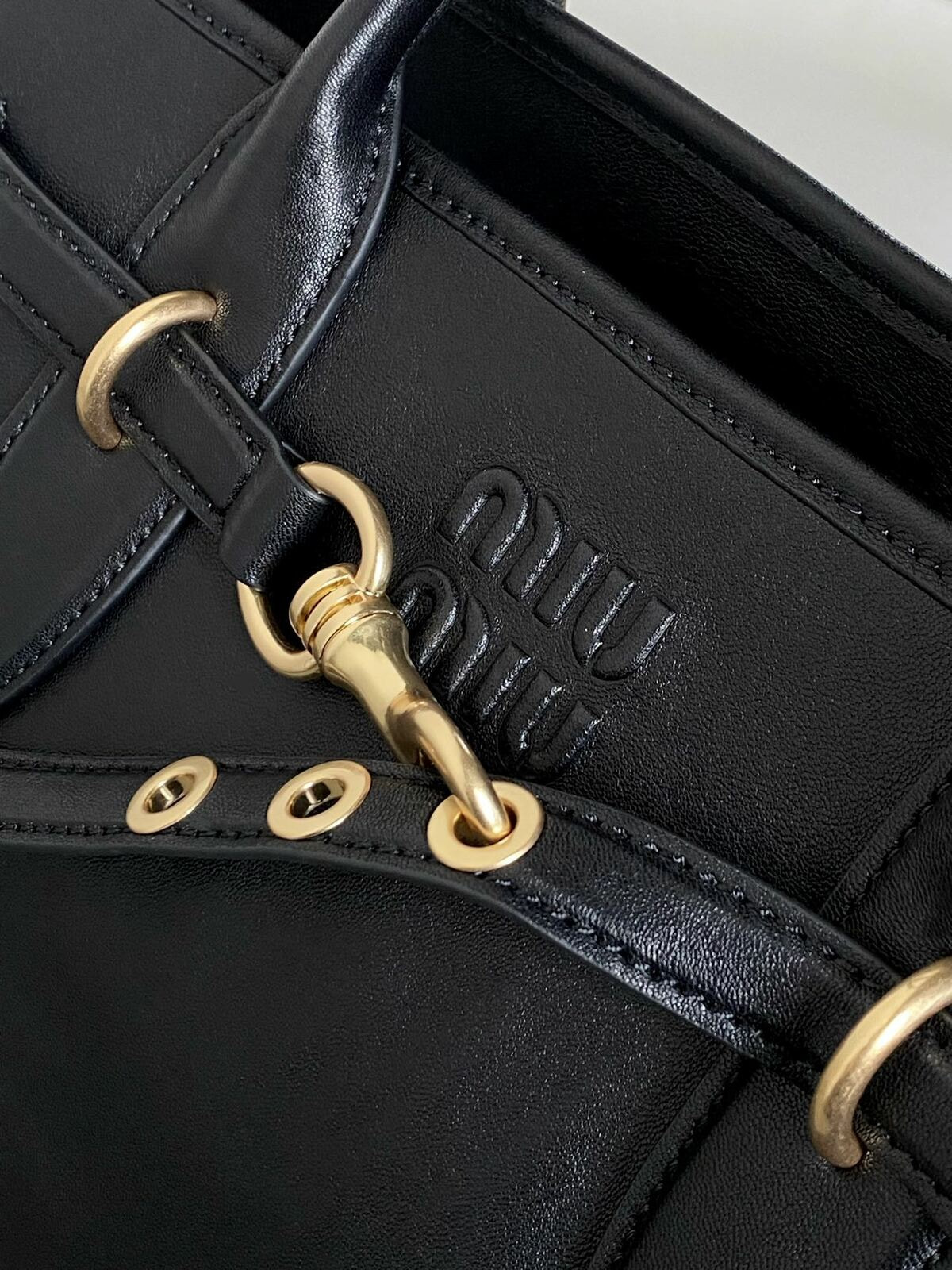 ������� ����� MIU MIU Aventure (����, ��� 4)