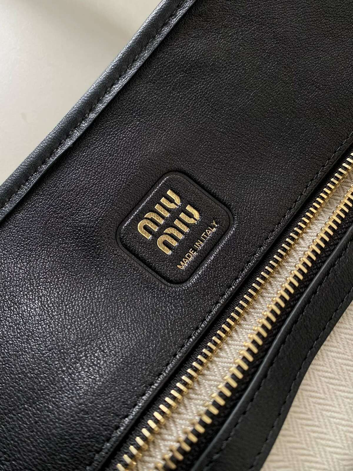 ������� ����� MIU MIU Aventure (����, ��� 8)