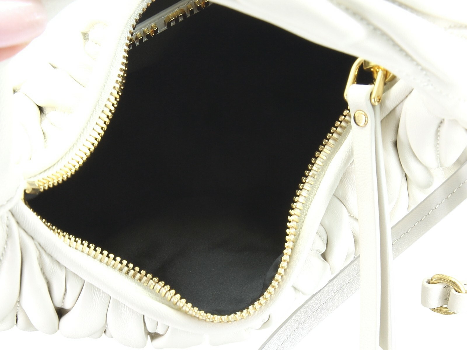 Женская сумка белая MIU MIU Wander Hobo (вид 9) Женская сумка белая MIU MIU Wander Hobo (фото, вид 9)