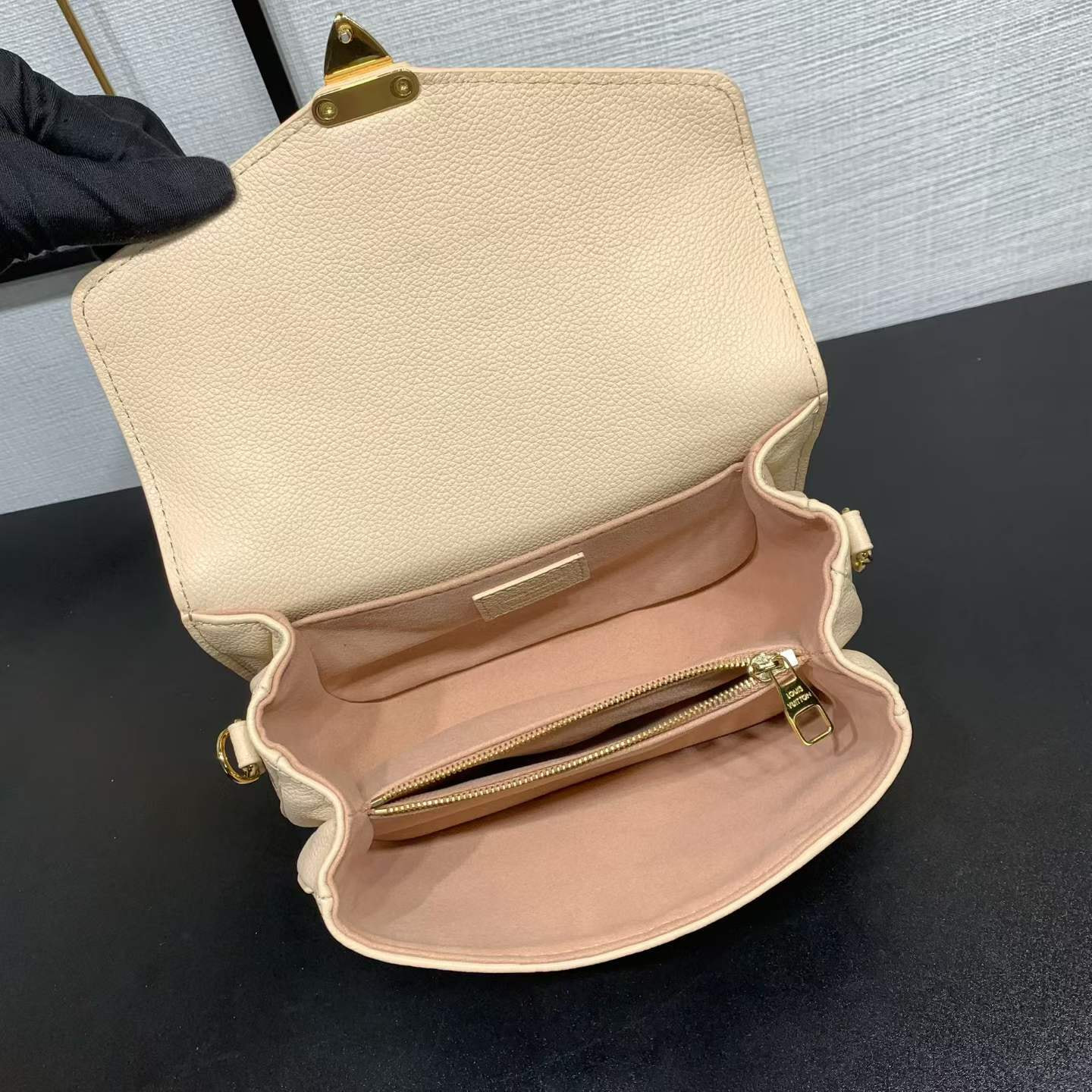 �����  L�UIS VUI���N P�ch�tt� M�tis East West (����, ��� 5)