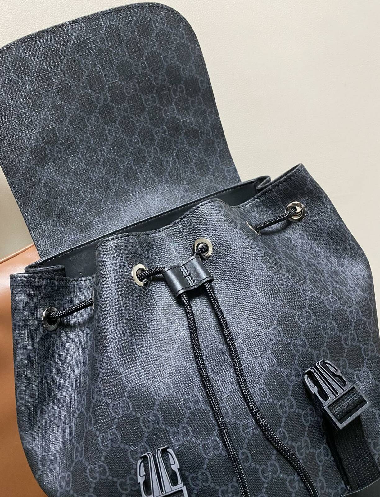 ������ GU��I BACKPACK (����, ��� 2)