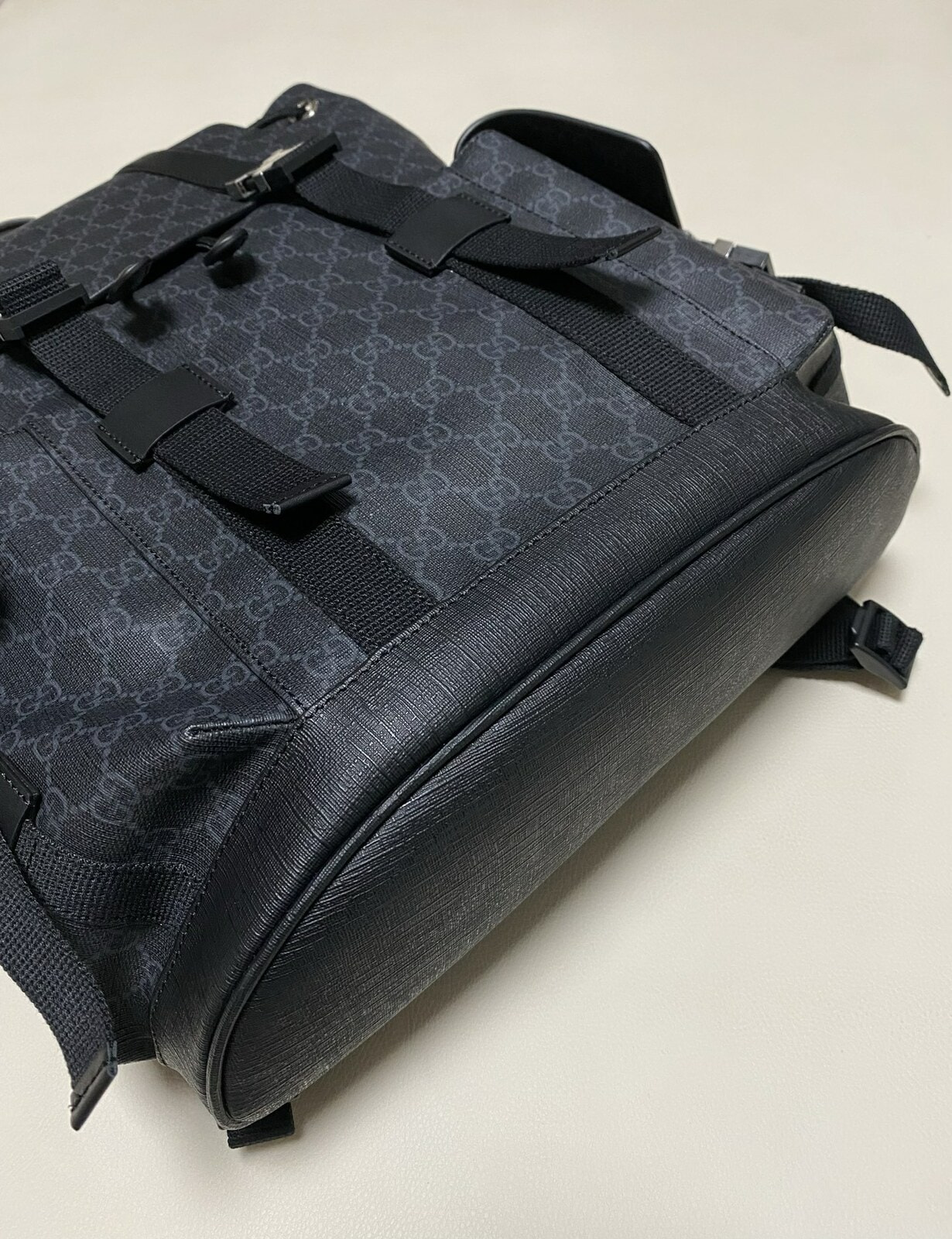 ������ GU��I BACKPACK (����, ��� 3)