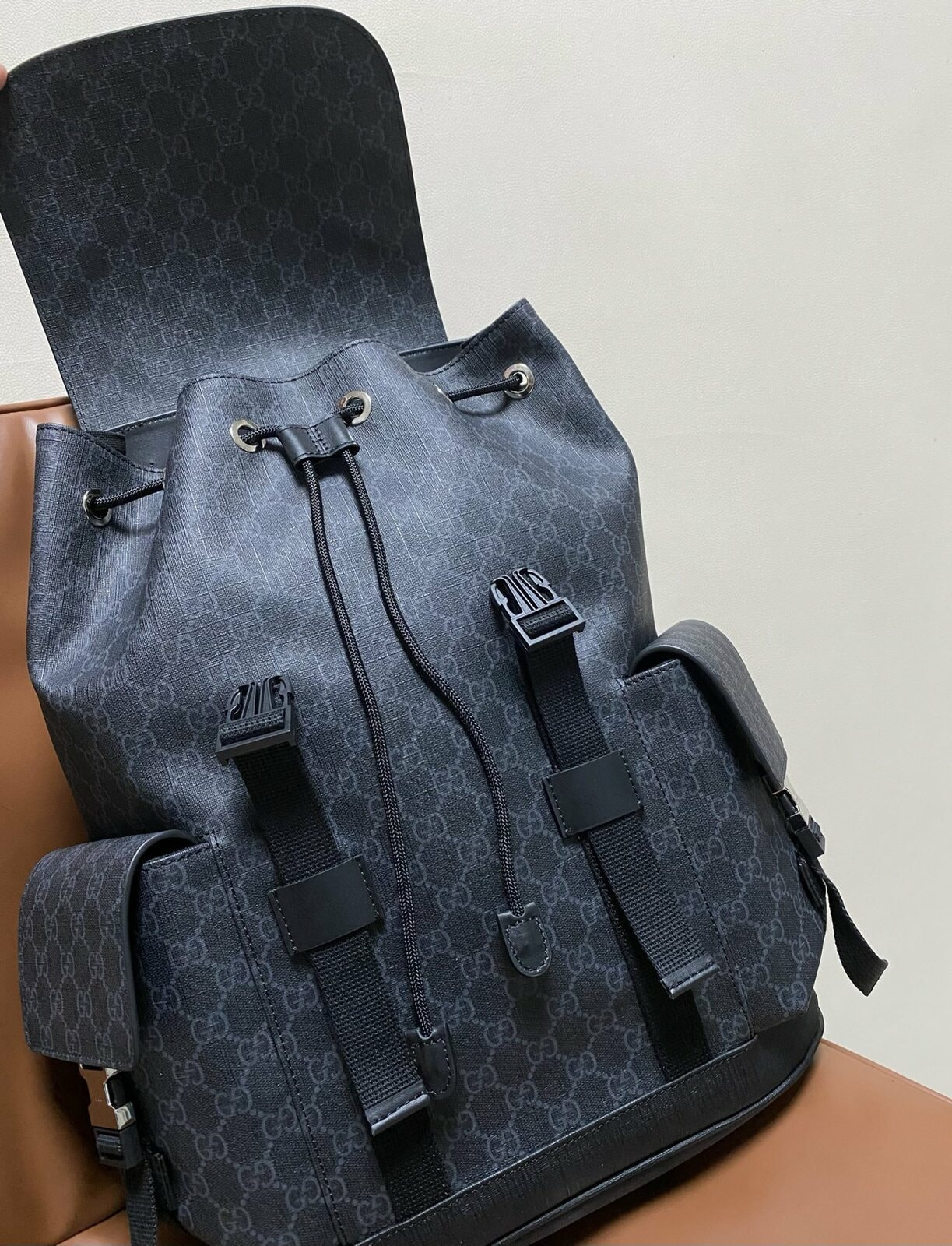 ������ GU��I BACKPACK (����, ��� 8)