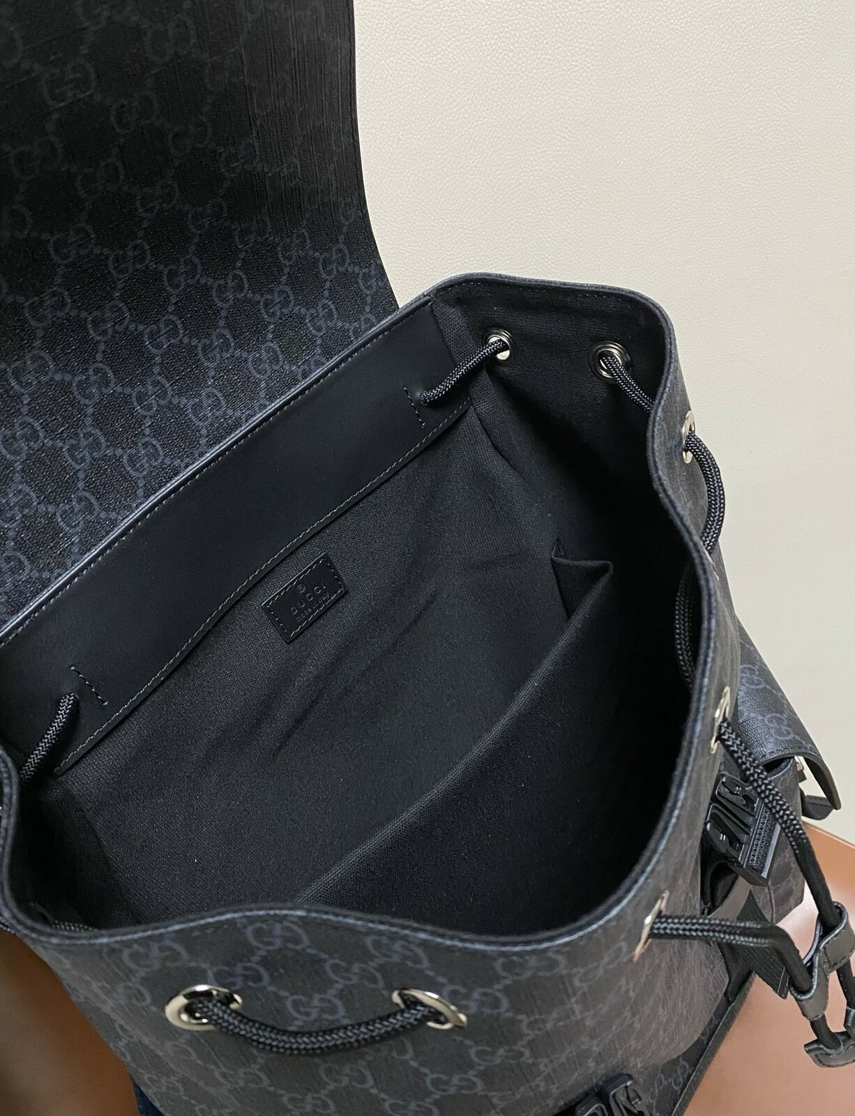 ������ GU��I BACKPACK (����, ��� 9)