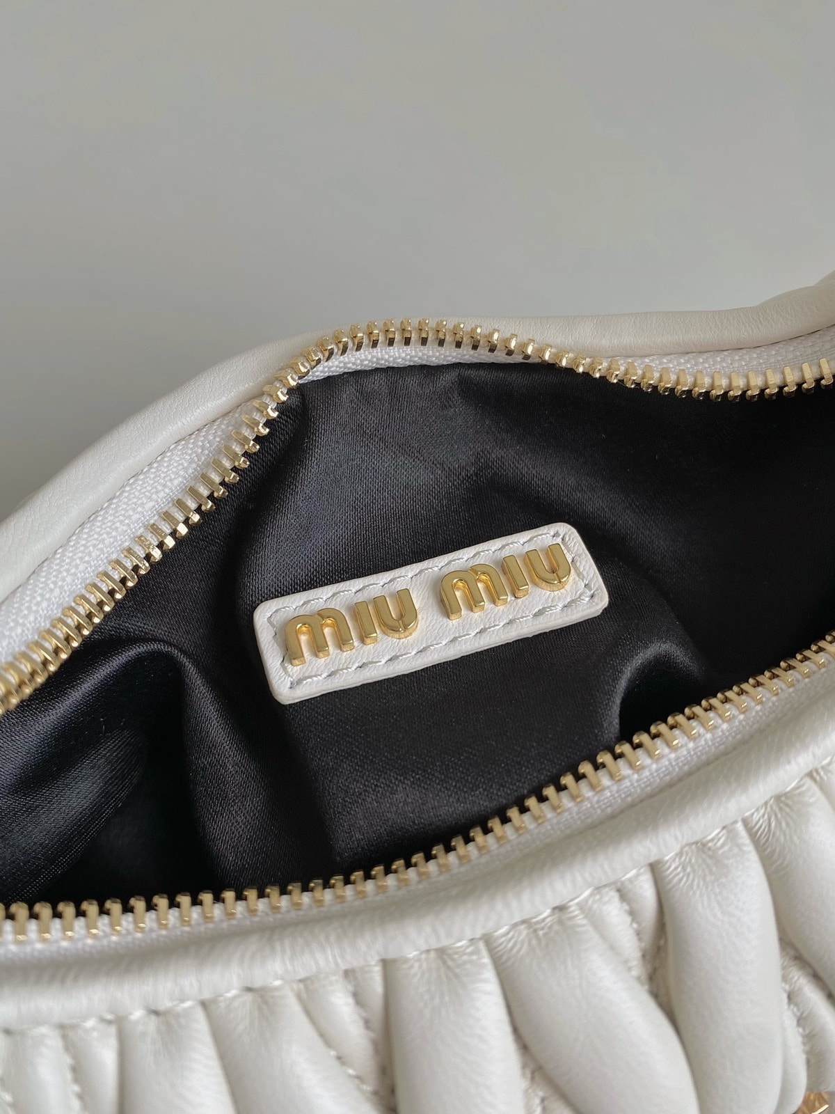 Женская сумка белая MIU MIU Wander Hobo (вид 6) Женская сумка белая MIU MIU Wander Hobo (фото, вид 6)