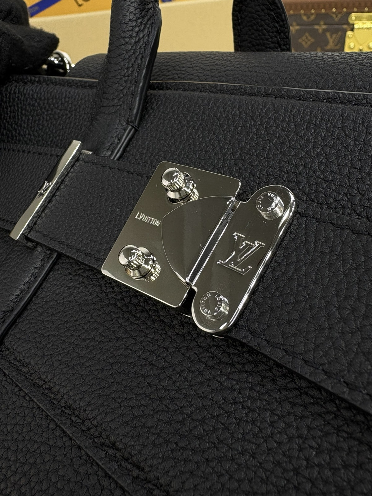 �����  L�UIS VUI���N Georges Tote (����, ��� 4)
