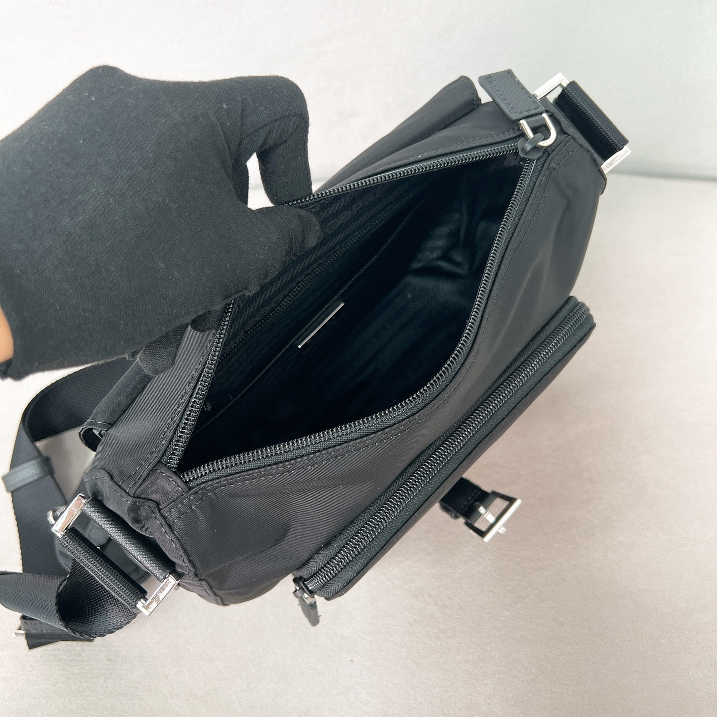����� �R�D� Re-Nylon and Saffiano shoulder bag (����, ��� 7)