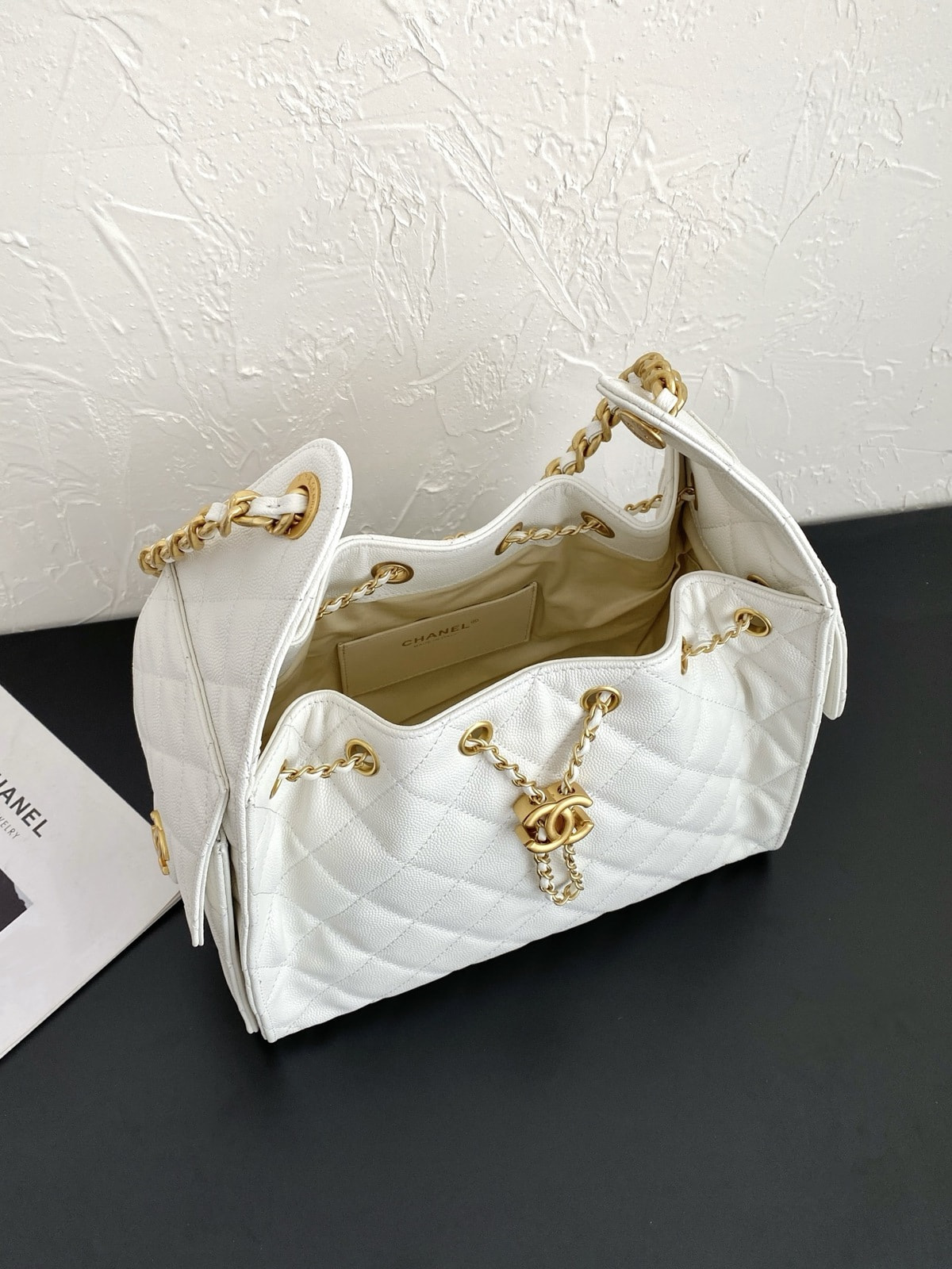 Сумка женская из натуральной кожи белая СНАNЕL 25 Hobo bag (вид 4) Сумка женская из натуральной кожи белая СНАNЕL 25 Hobo bag (фото, вид 4)