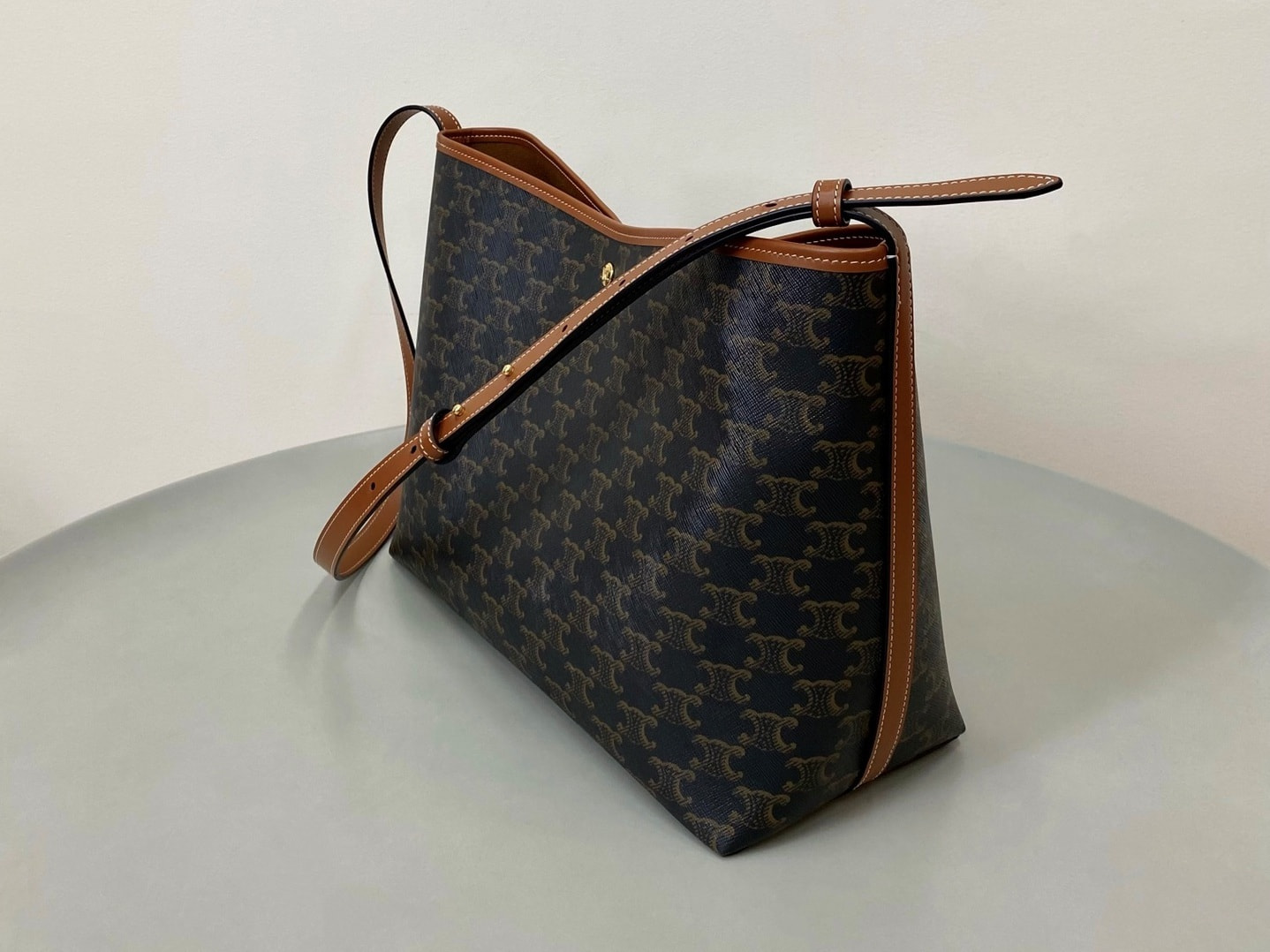 Сумка женская из натуральной кожи СЕLINЕ Soft Shopper (вид 1) Сумка женская из натуральной кожи СЕLINЕ Soft Shopper (фото, вид 1)