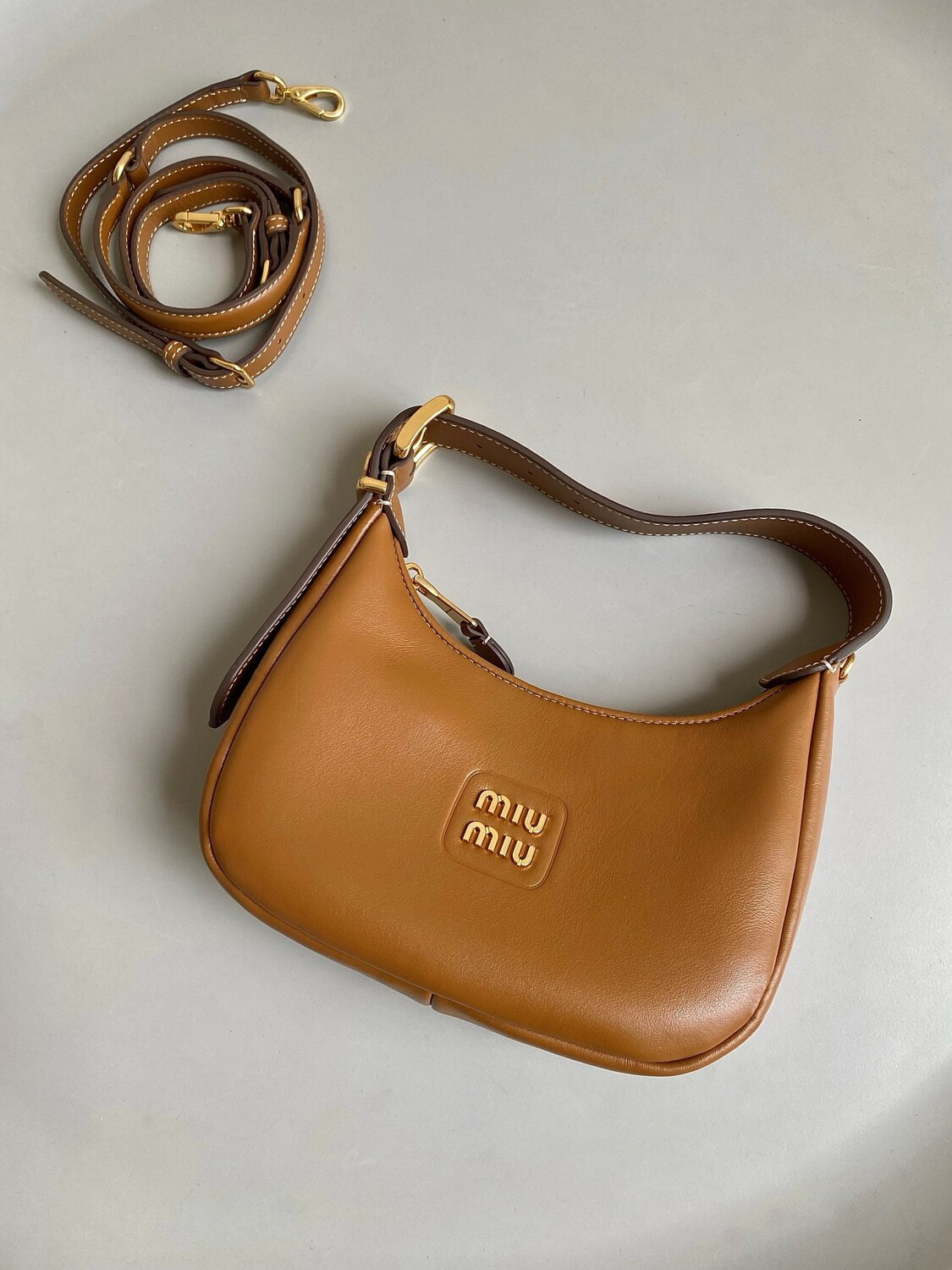   MIU MIU Wander Hobo ()