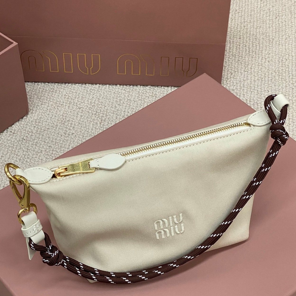   MIU MIU ()