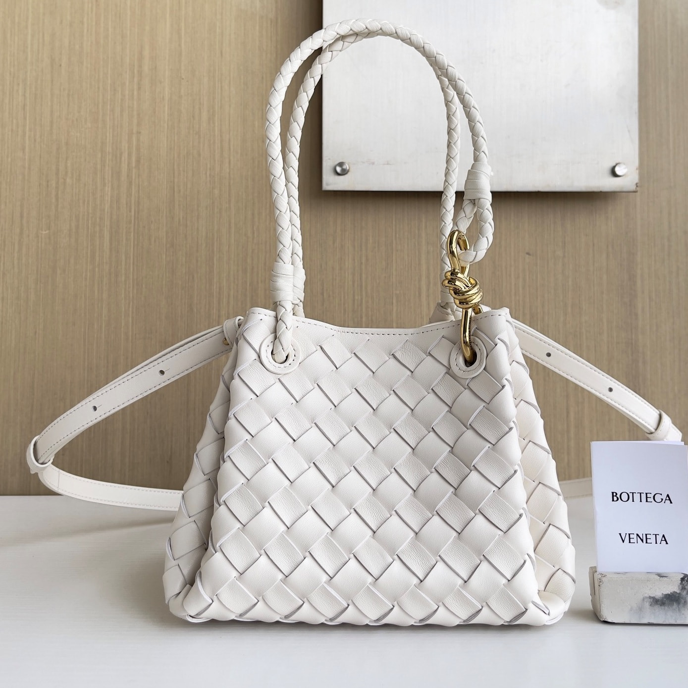 Сумка женская из натуральной кожи морская соль ВОТТЕGА VЕNЕТА Parachute Сумка женская из натуральной кожи морская соль ВОТТЕGА VЕNЕТА Parachute (фото)