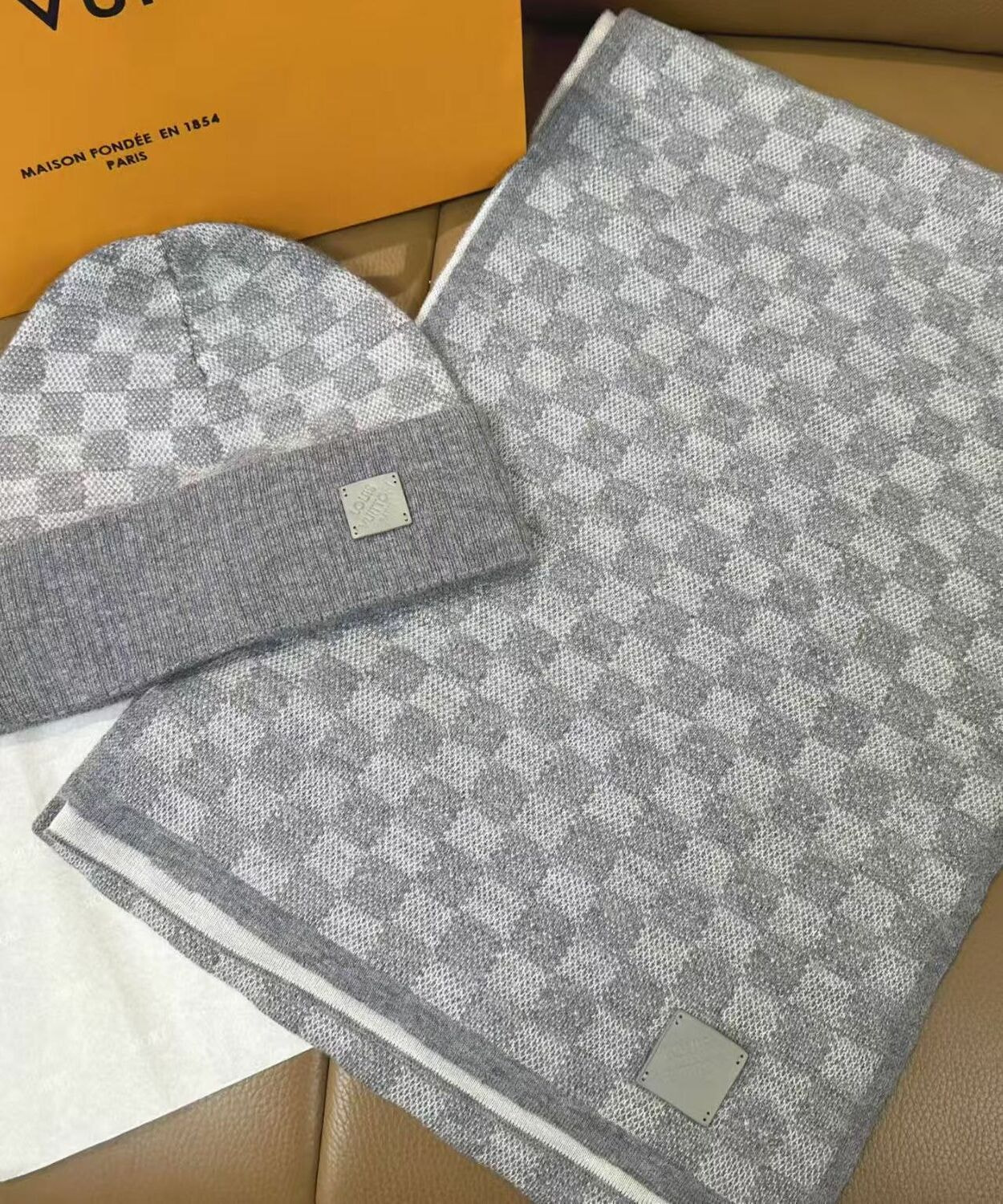 ����� � ���� L�UIS VUI���N (����)