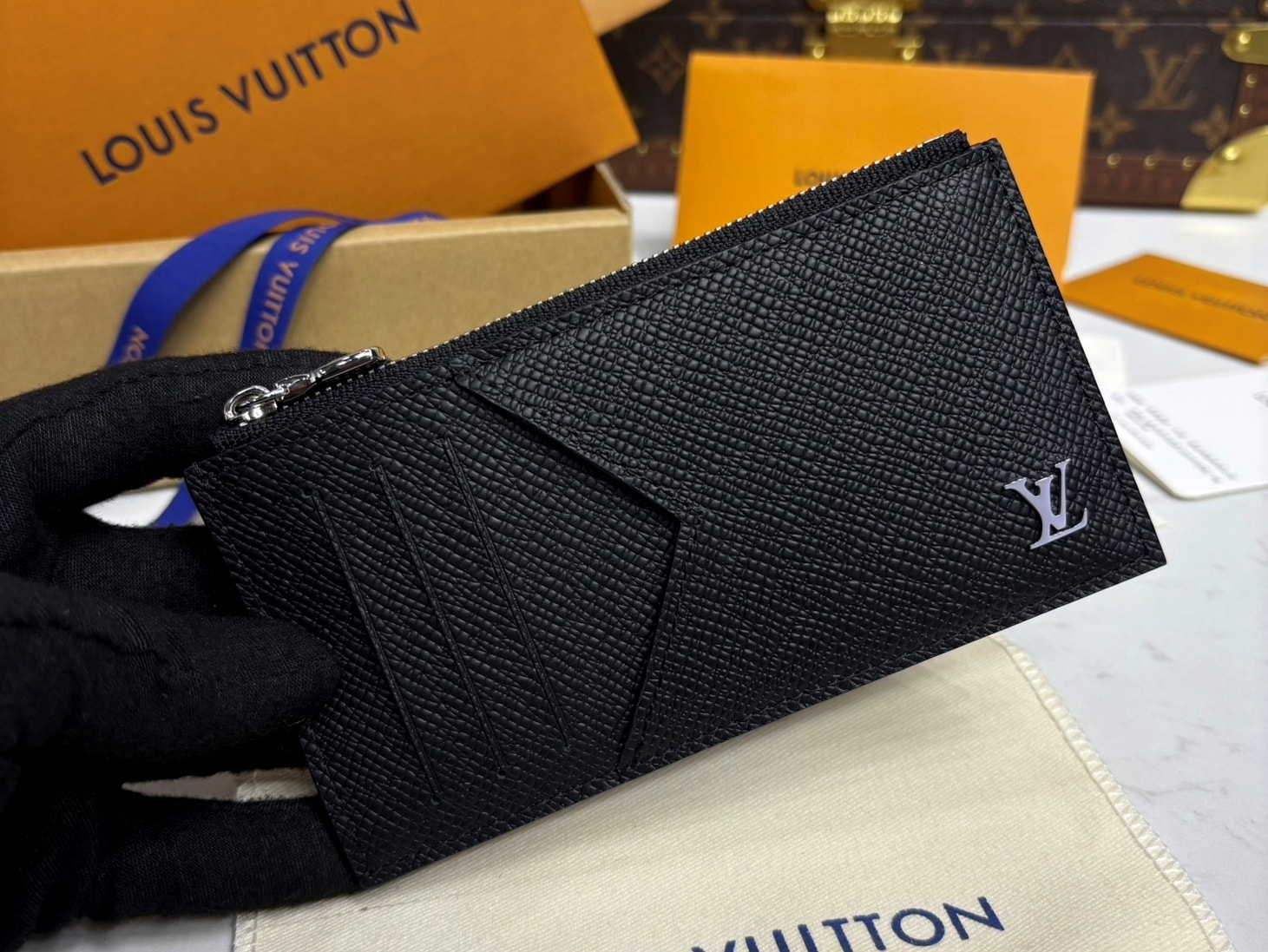 ��������  L�UIS VUI���N C�in C�rd H�ld�r Taiga (����)